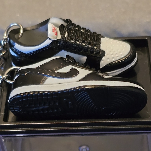 3D Mini Keychains Black and White - Picture 4 of 5